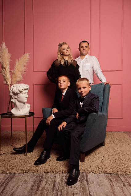 Семейная фотосессия в студии с детьми заказать в Оренбурге от фотостудии Fashion Box

 – фото № 7
