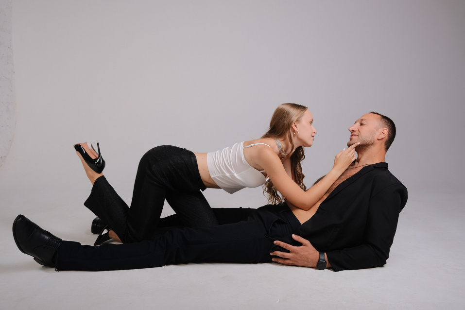 Заказать фотосессию Love Story - в студии на двоих от сети фотостудий Fashion Box в Оренбурге 
 – фото № 1