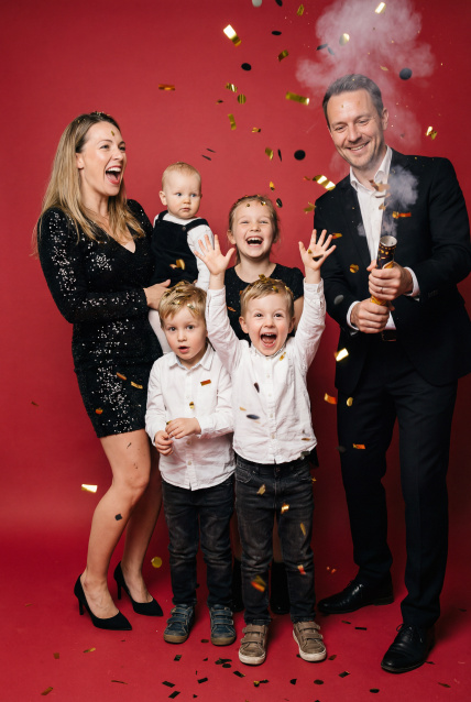 Заказать семейную фотосессию в студии - от сети фотостудий Fashion Box в Оренбурге
 – фото № 4