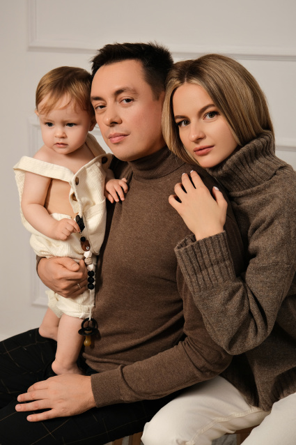 Семейная фотосессия в студии с детьми заказать в Оренбурге от фотостудии Fashion Box

 – фото № 48