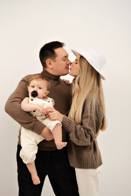 Семейная фотосессия в студии с детьми заказать в Оренбурге от фотостудии Fashion Box

 – фото № 46
