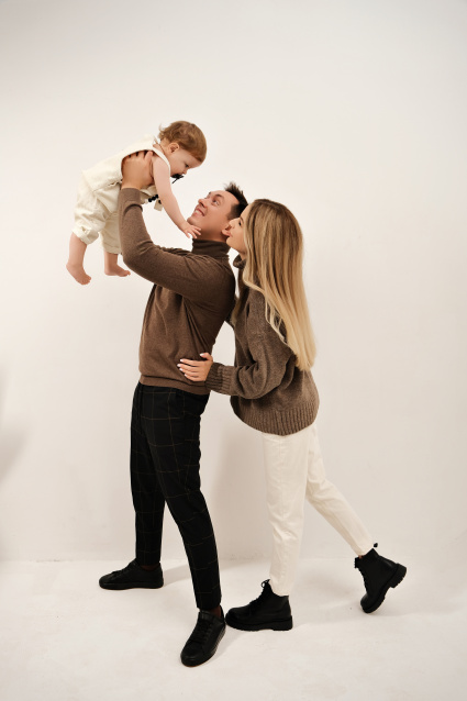 Семейная фотосессия в студии с детьми заказать в Оренбурге от фотостудии Fashion Box

 – фото № 47