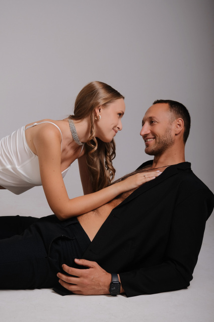 Заказать фотосессию Love Story - в студии на двоих от сети фотостудий Fashion Box в Оренбурге 
 – фото № 14