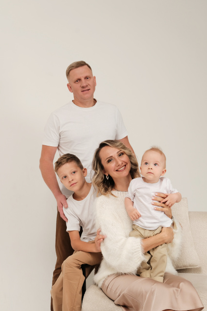 Заказать семейную фотосессию в студии - от сети фотостудий Fashion Box в Оренбурге
 – фото № 2