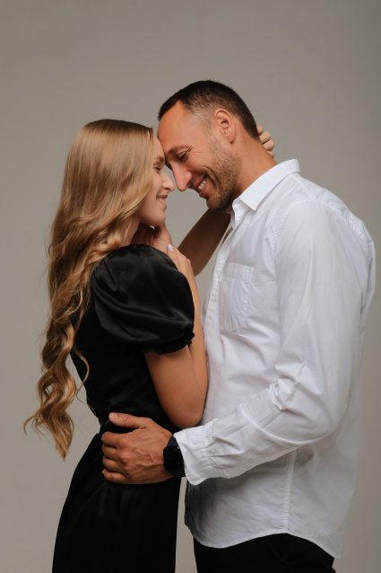 Заказать фотосессию Love Story - в студии на двоих от сети фотостудий Fashion Box в Оренбурге 
 – фото № 15